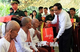 Chủ tịch Ủy ban Trung ương MTTQ Việt Nam thăm và tặng quà Tết tại An Giang 